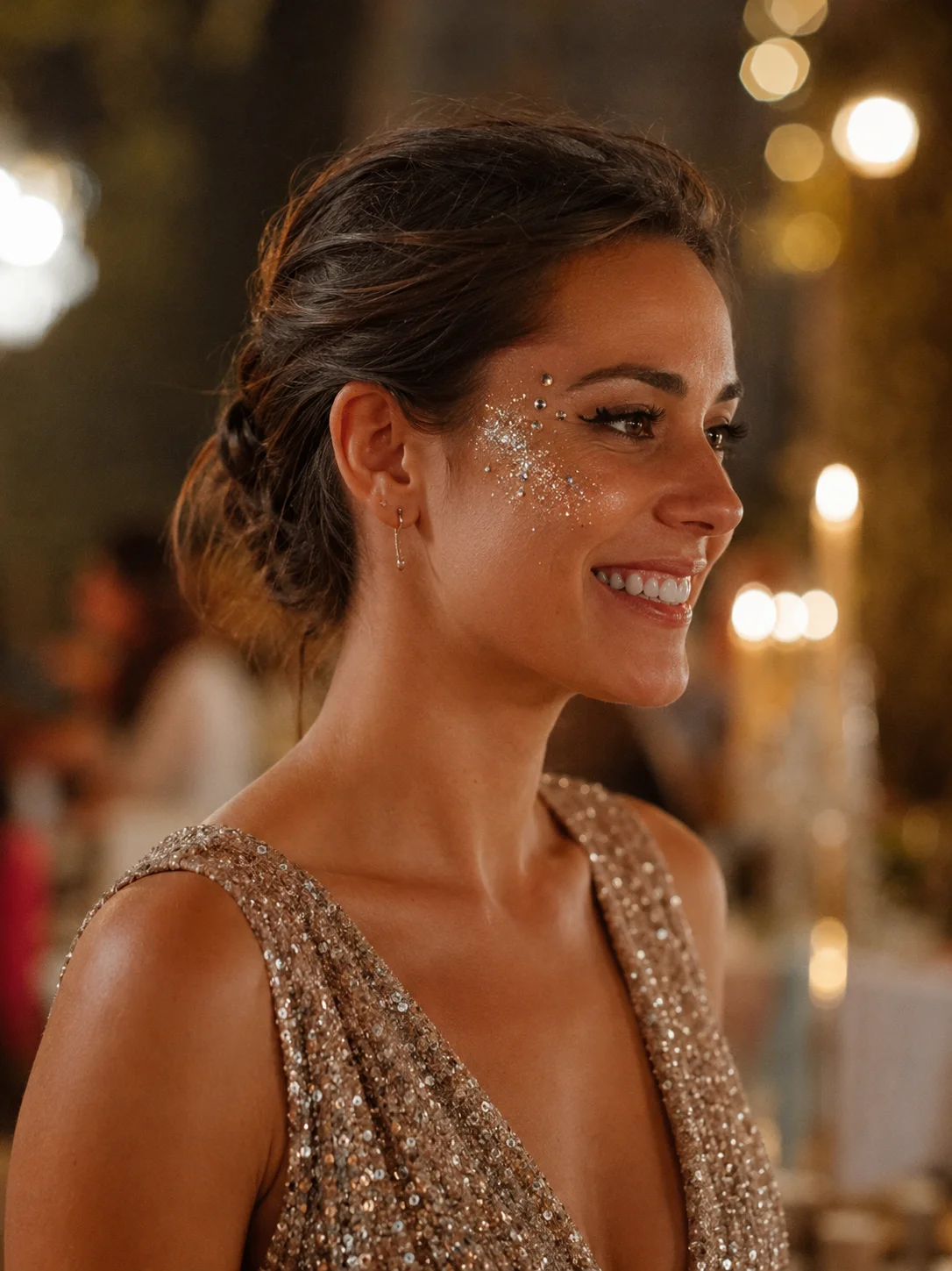 Detalles de maquillaje festivo con brillo para eventos
